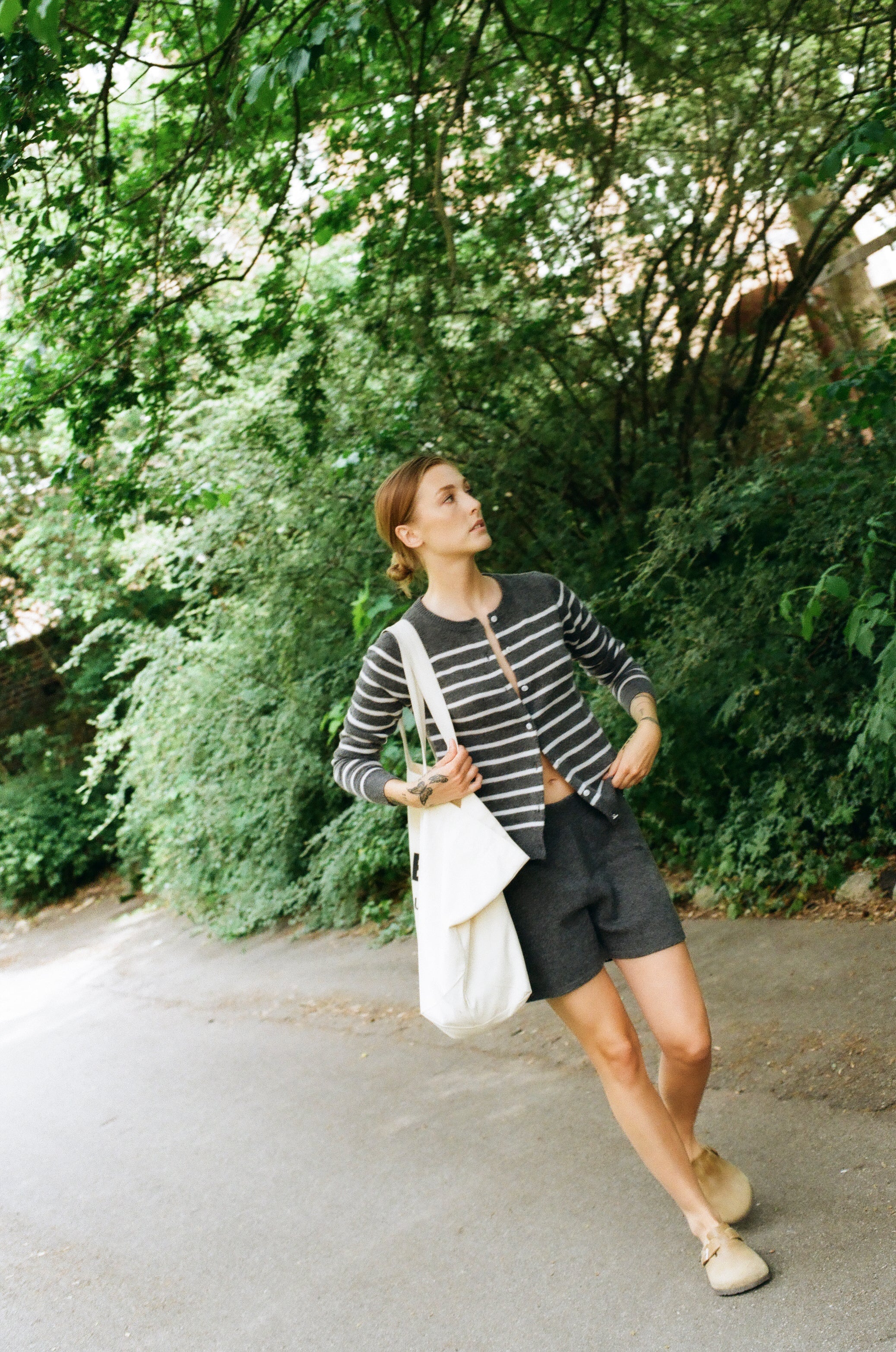 Sådan styler du cashmere om sommeren