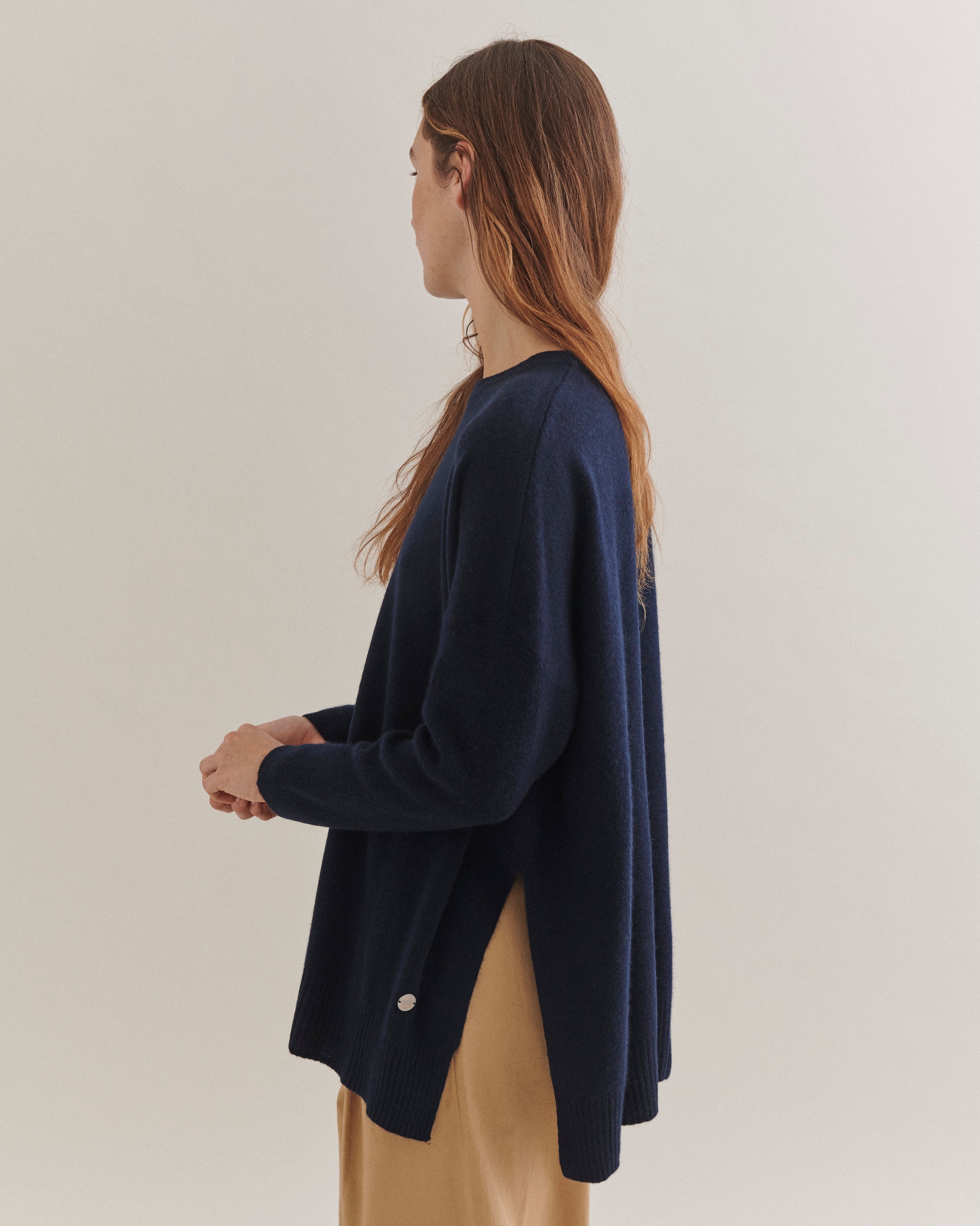 Beta Studios Berta Oversize O-neck top Cashmere Tops Navy