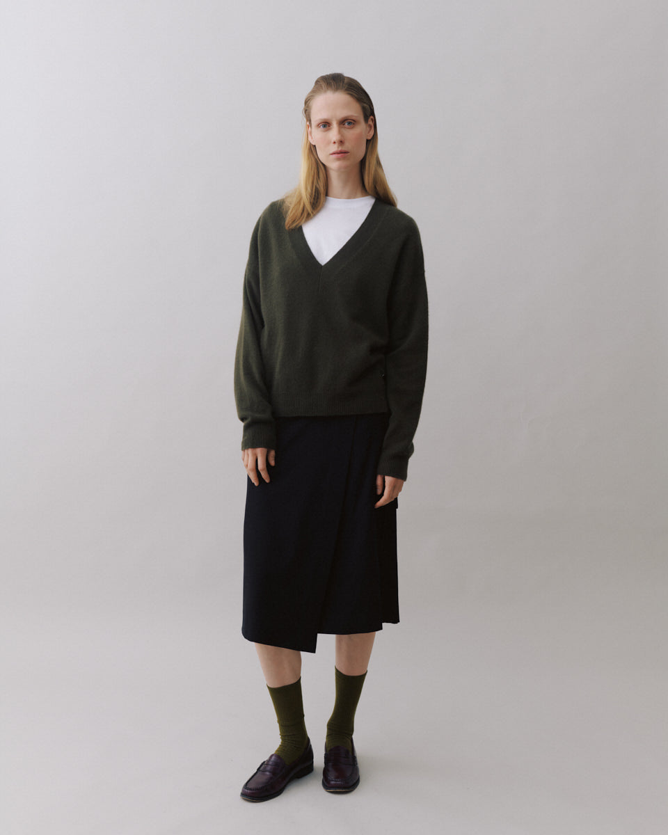 Beta Studios Nanna V-Neck Cashmere Tops Topiary Green