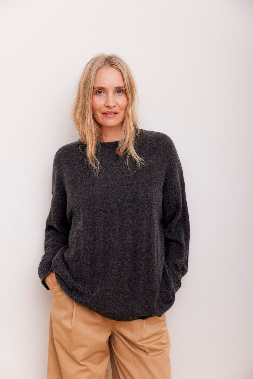 Beta Studios Karen Oversized O-Neck Cashmere Tops Anthracite Grey