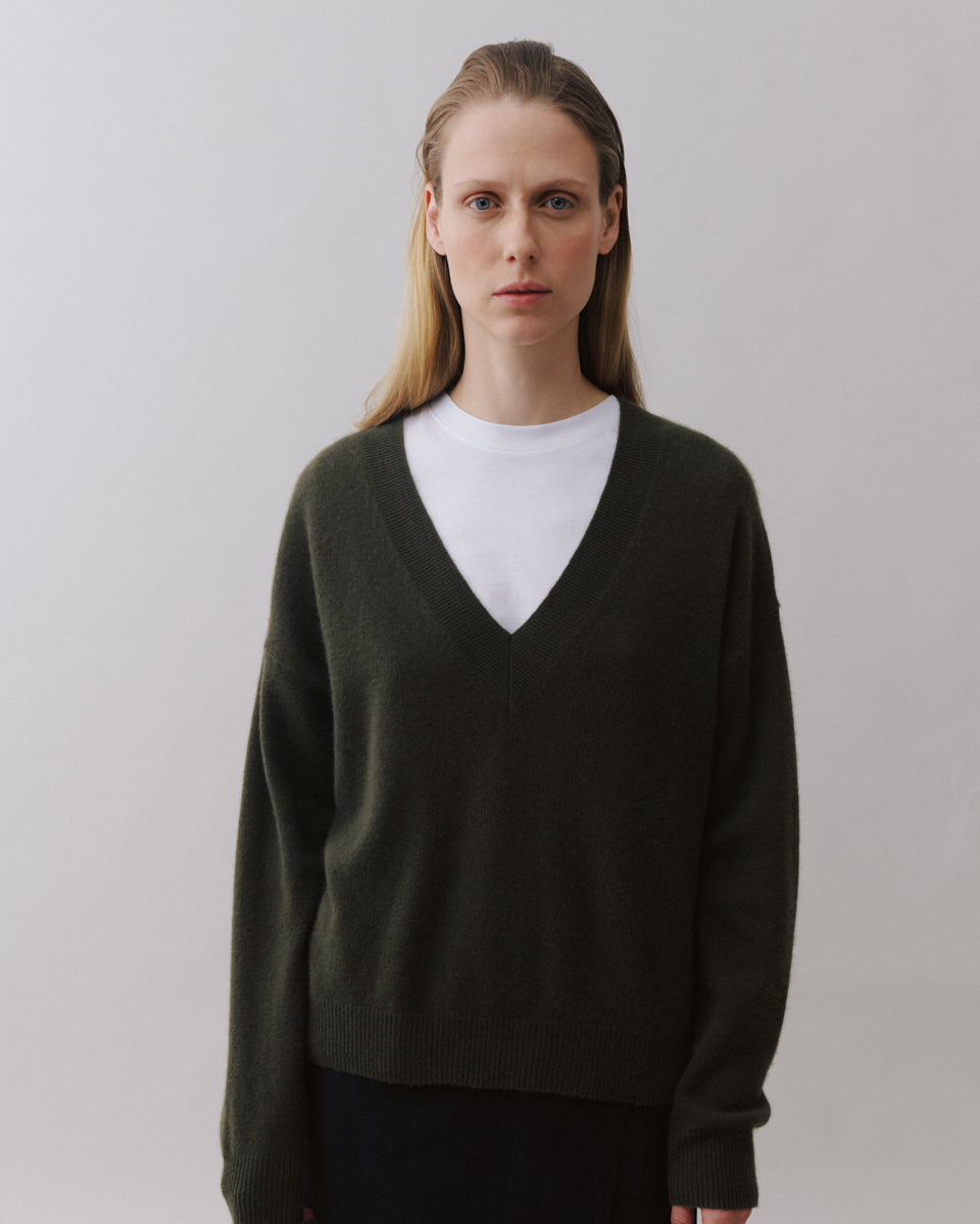 Beta Studios Nanna V-Neck Cashmere Tops Topiary Green